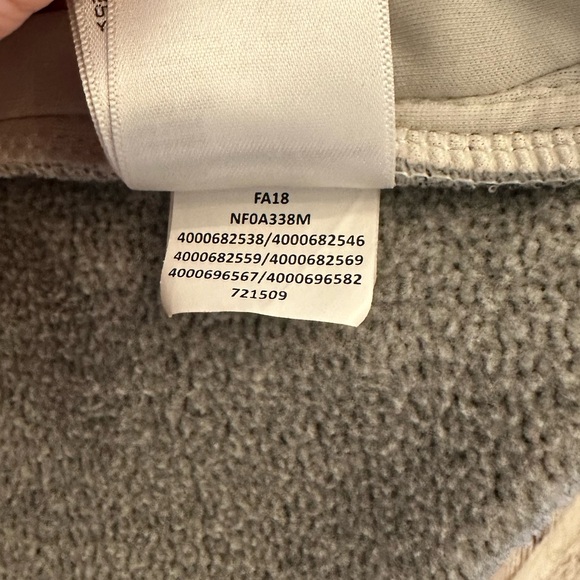 Gently Used Small/Petite Women’s Northface Fleece Jacket in Grey - Picture 4 of 9